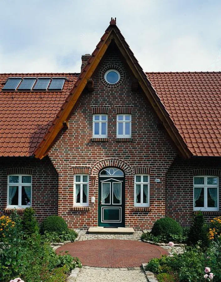 Mit Sicherheit wertbeständig: Einmal gebaut und mit effektiver Wärmedämmung ausgestattet, erfullt ein modernes Backsteinhaus mit zweischaliger Wand die Anforderungen an Energieeffizienz, Werterhalt un