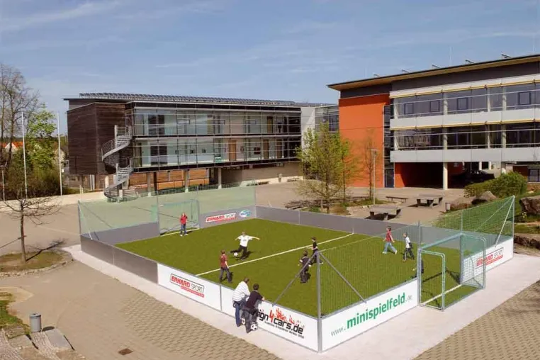 Bild: Sozialarbeit kann so cool sein - Erhard Sport präsentiert das original Minispielfeld auf der GaLaBau