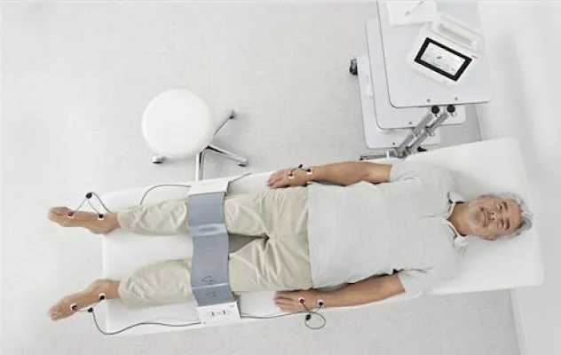 Bild: MEDICA 2015: seca revolutioniert die liegende Bioimpedanz-Messung