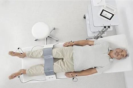 Bild: MEDICA 2015: seca revolutioniert die liegende Bioimpedanz-Messung