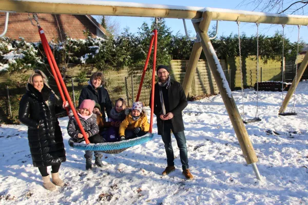 Bild: HanseWerk: SH Netz spendet Matschküche und Schaukelanlage für Kindertagesstätte "Zwergenvilla" in Quickborn