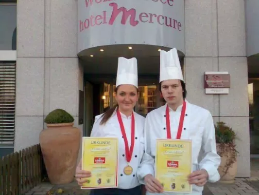 Bild: Mercure-Azubis Arne Kühl und Thekla Schmitt sind Bayerische Meerrettich-Meister