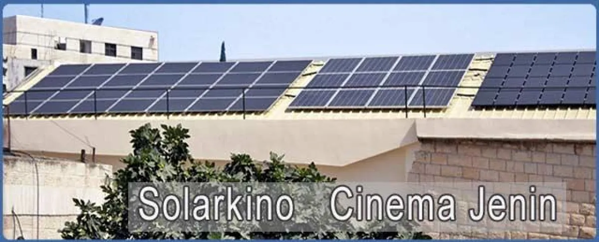 Blick auf die Südseite des Kinos mit drei Solargeneratoren unterschiedlicher Technologie für langfristige Ertragsuntersuchungen.