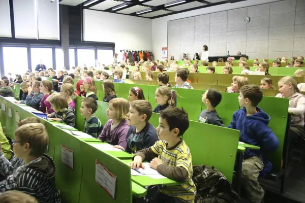 Zweijähriges Jubiläum der KinderHochschule - Sommer beginnt für Junior-Studenten mit Faszination Bild: Zweijähriges Jubiläum der KinderHochschule - Sommer beginnt für Junior-Studenten mit Faszination