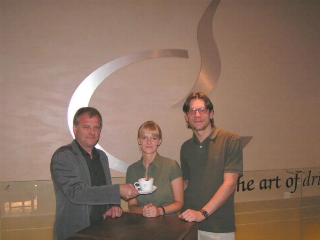 Prototyp des C´ASIA-Coffeeshops in Passau von Geschäftsführer Bernd Rose (Bild links) an die Franchisenehmer Dorothea von Nordheim und Michael Simon übergeben
