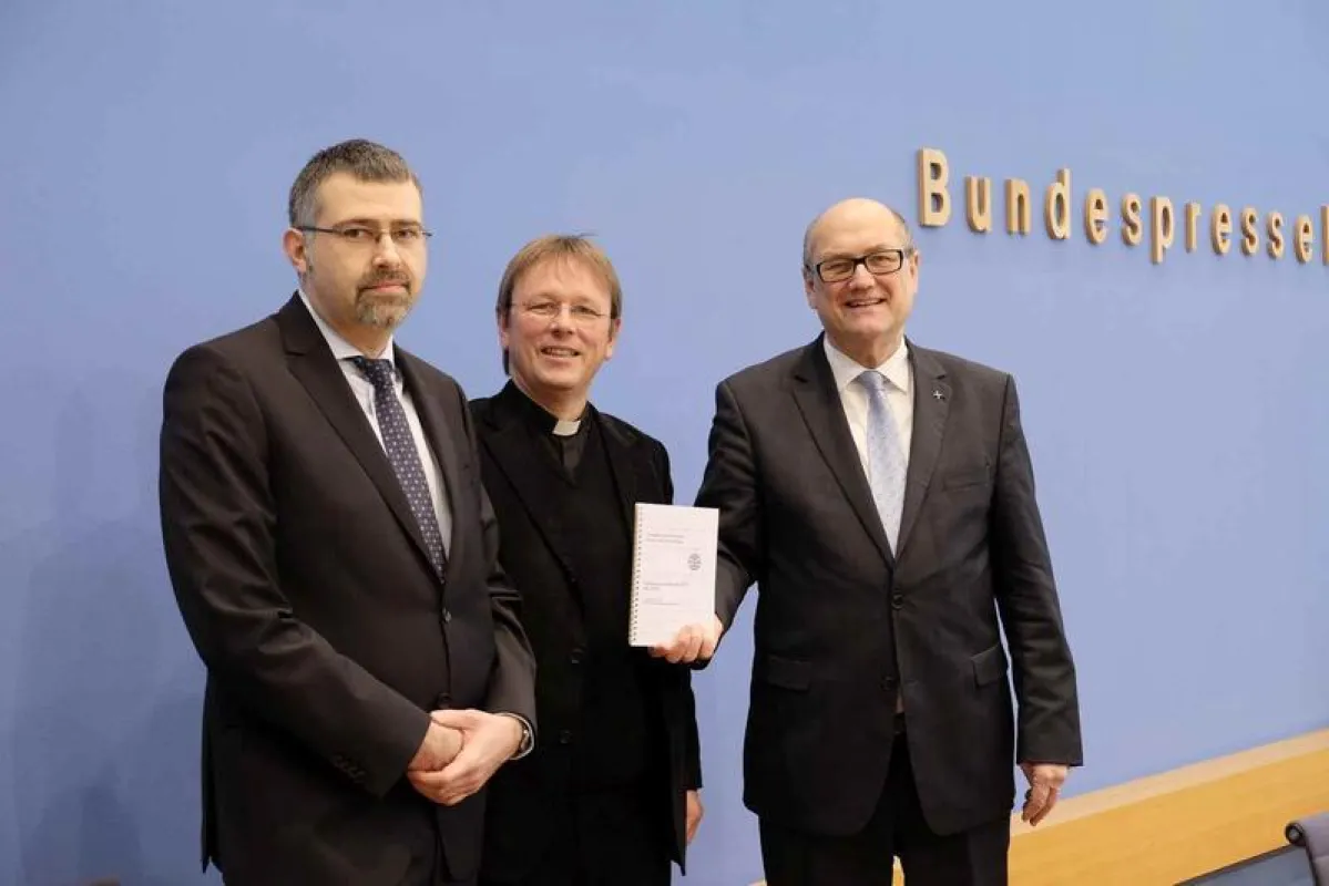 Dr. Max M. Mutschler, Prälat Dr. Karl Jüsten und Prälat Dr. Martin Dutzmann (v.l.n.r.)) (GKKE / Tim Kuschnerus)