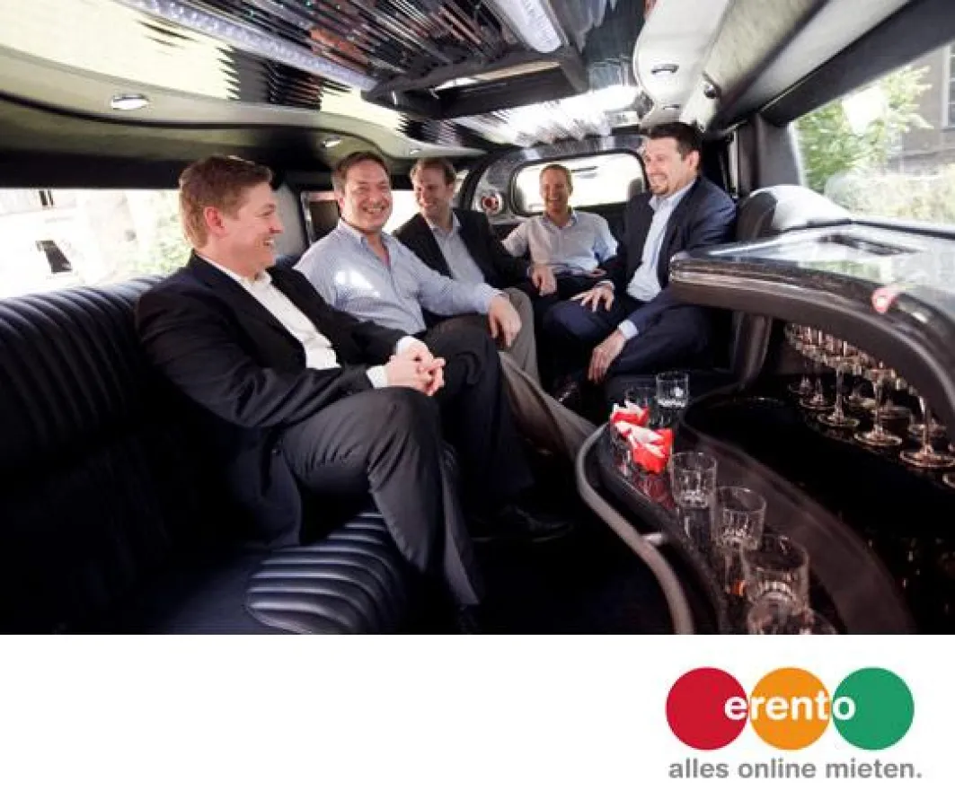 Lachende Männer in einer Stretchliomousine