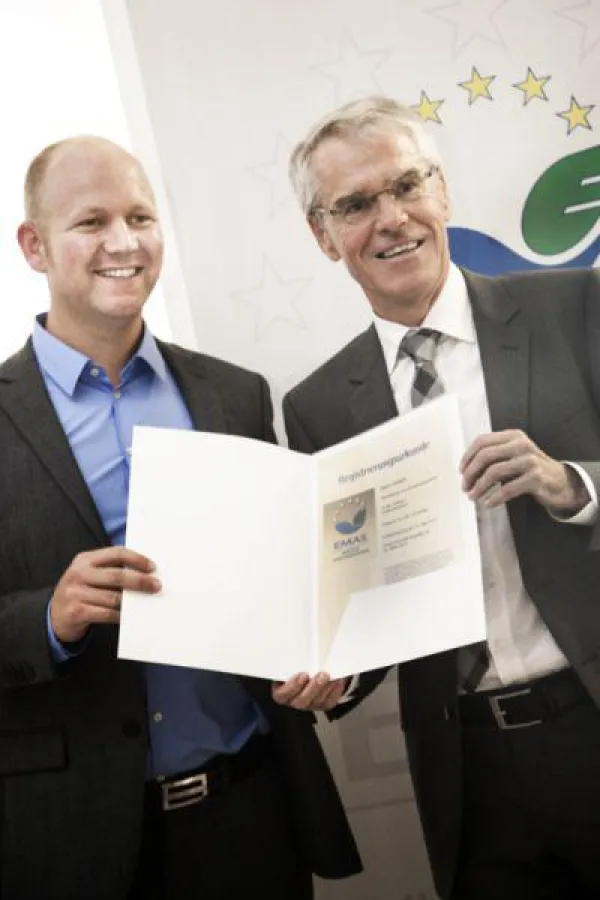 Überreichung der EMAS-Registrierungsurkunde an André Kern durch Dr. Heino Klingen (rechts)