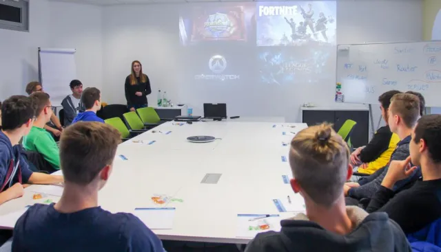 Informatik-Kurs der Heinrich-Mann-Gesamtschule besucht Controlware in Dietzenbach Bild: Informatik-Kurs der Heinrich-Mann-Gesamtschule besucht Controlware in Dietzenbach