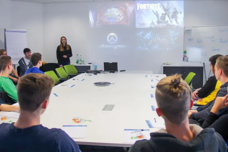 Informatik-Kurs der Heinrich-Mann-Gesamtschule besucht Controlware in Dietzenbach Bild: Informatik-Kurs der Heinrich-Mann-Gesamtschule besucht Controlware in Dietzenbach
