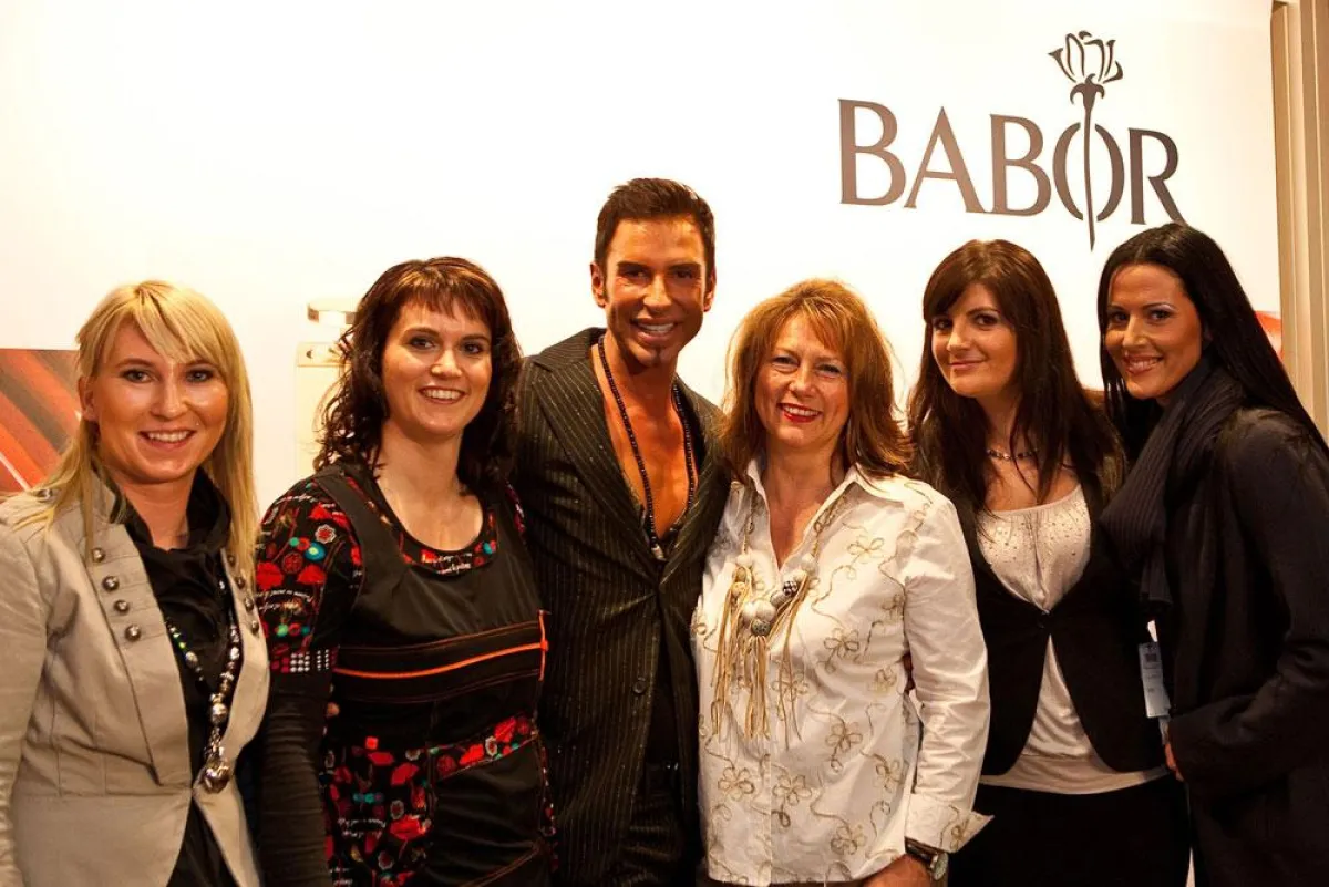 Das Team des Kosmeti-Institutes Babor Beauty Spa in Backnang mit Peter Schmidinger
