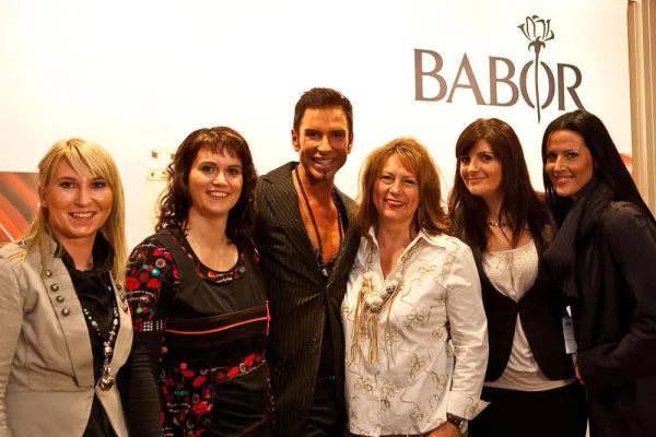 Bild: Top Face Designer Peter Schmidinger beim BABOR Kosmetik-Institut in Backnang