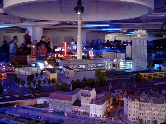 LOXX Modellbahn Berlin: Neuauflage des Hauptstadtumzuges mit Modelleisenbahn Bild: LOXX Modellbahn Berlin: Neuauflage des Hauptstadtumzuges mit Modelleisenbahn