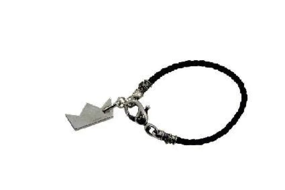 Filigranes Lederarmband von ElfCraft, an dem eine vom PREMIUM-Logo inspirierte Krone hängt.