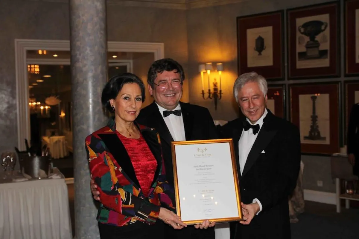 Urkundenübergabe: Dominique Wehrmann (links), Klaus Sieker Präsident L'Art de Vivre (Mitte), Wilhelm Wehrmann (Park Hotel Bremen)