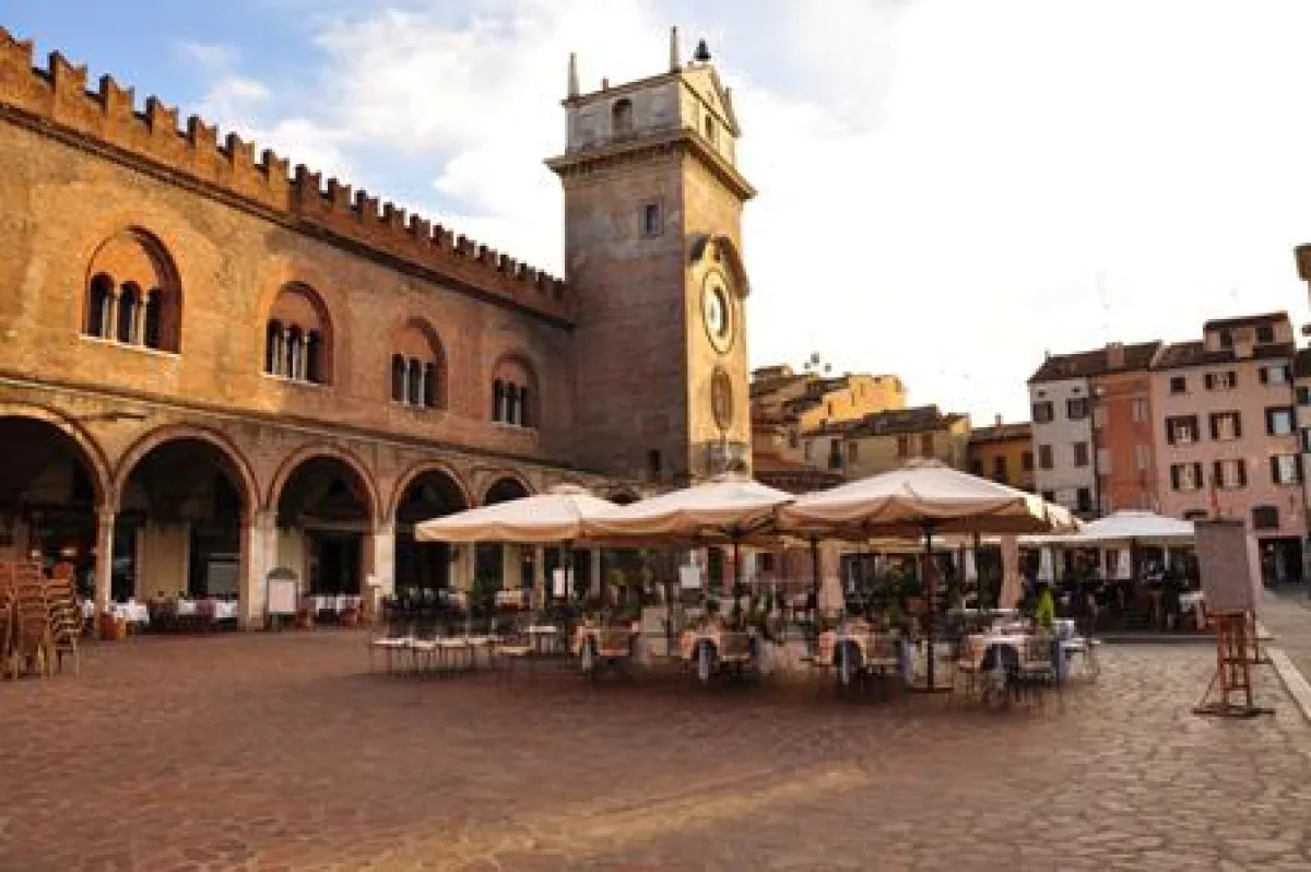 Mantova - Piazza delle Erbe - Maggioni Tourist Marketing