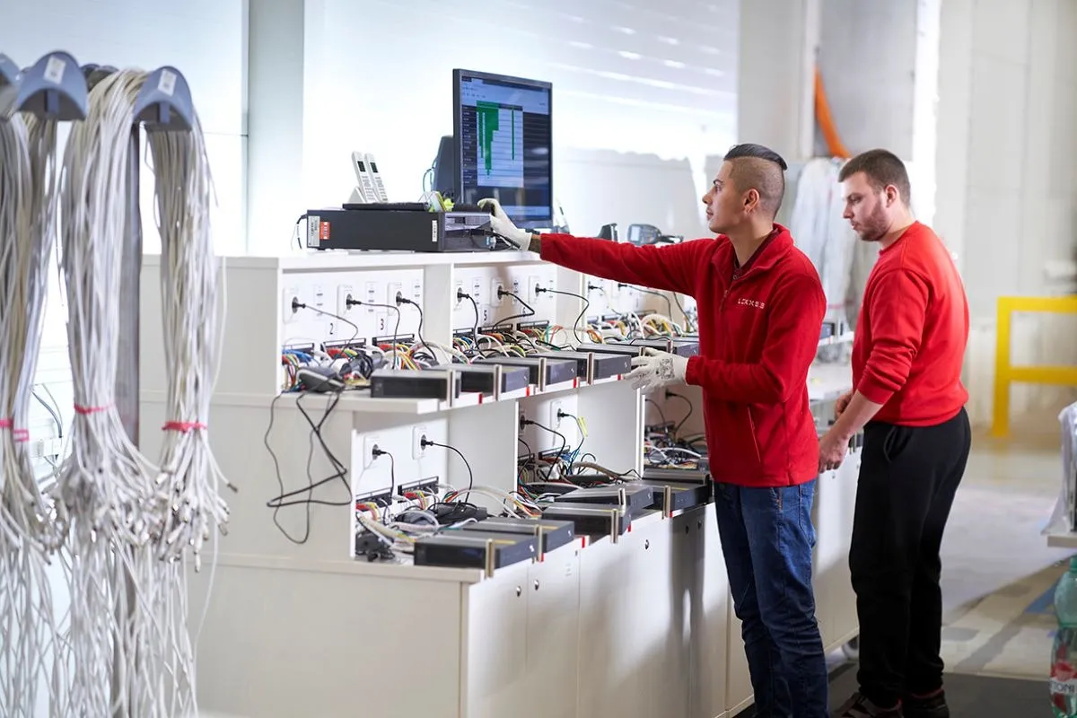 Refurbishment von Modems und Set-Top-Boxen in den LOXXESS-Hallen. (© LOXXESS AG)