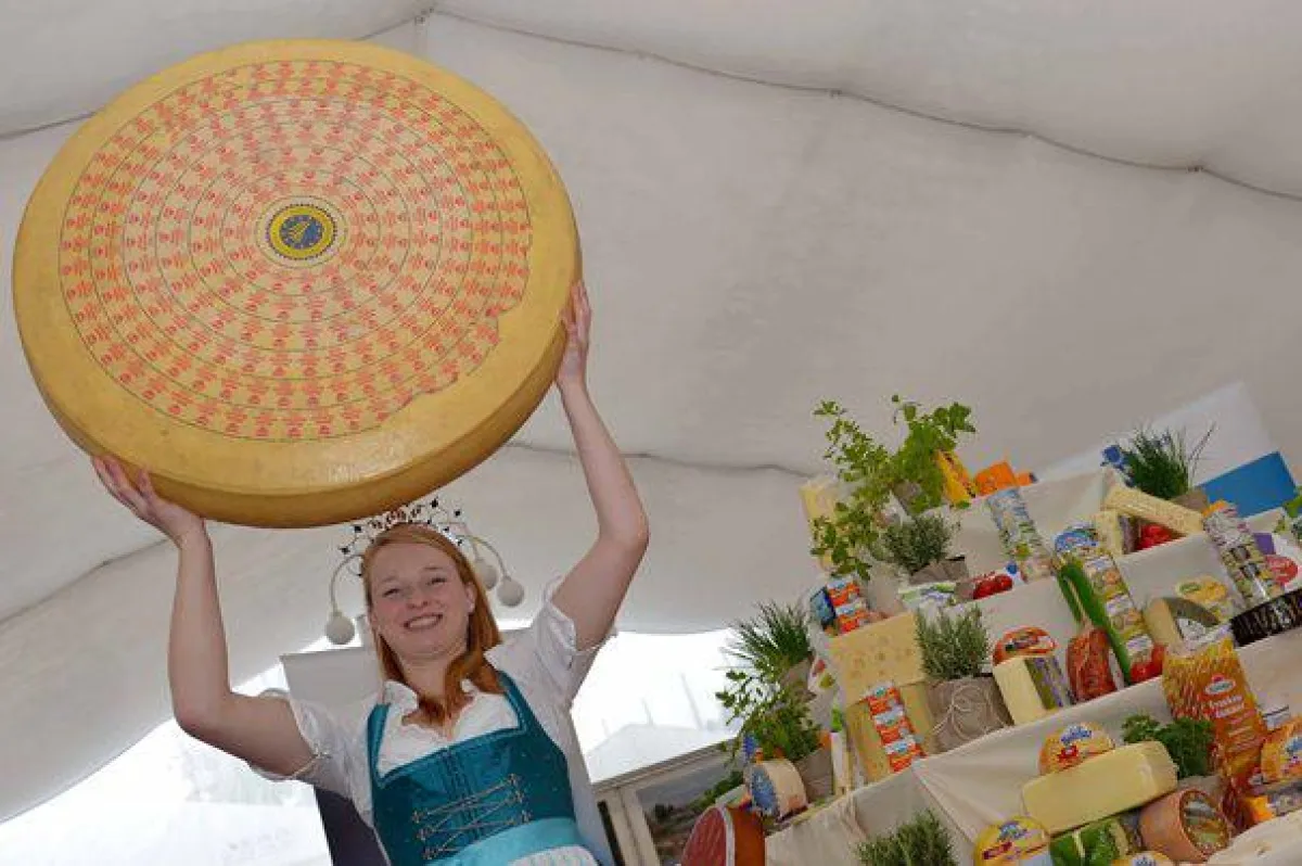 Bildunterschrift: Hoch lebe der Käse. Die Bayer. Milchprinzessin Carola Reiner. Bildquelle: LVBM