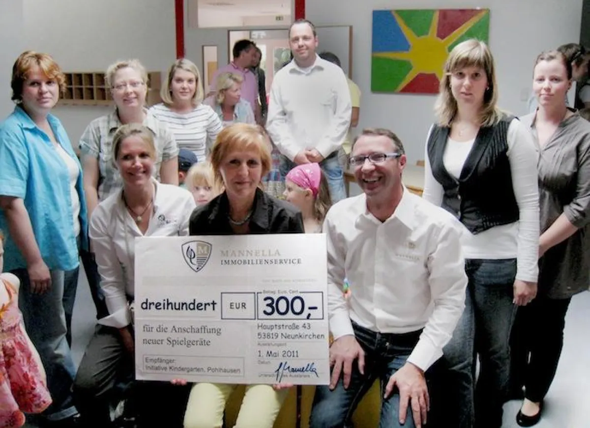 Überreicht eine Spende für neue Spielgeräte: Filippo Mannella, Geschäftsführer des Mannella Immobilienservice (vorne rechts).