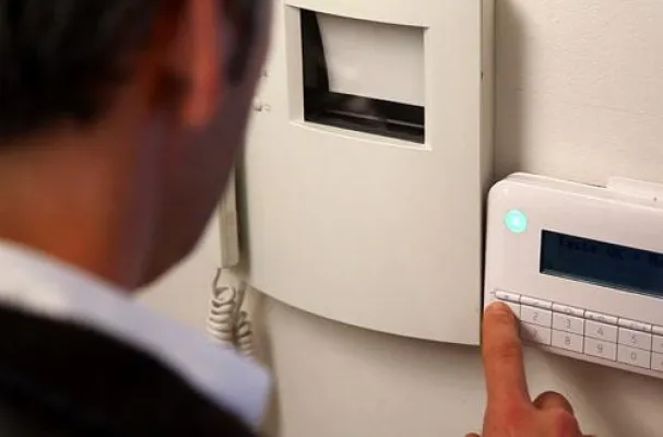 Anzahl der Einbrüche nimmt weiter zu. Komplettpakete von Alarmanlagen bieten jetzt ein Maximum an Sicherheit Bild: Anzahl der Einbrüche nimmt weiter zu. Komplettpakete von Alarmanlagen bieten jetzt ein Maximum an Sicherheit