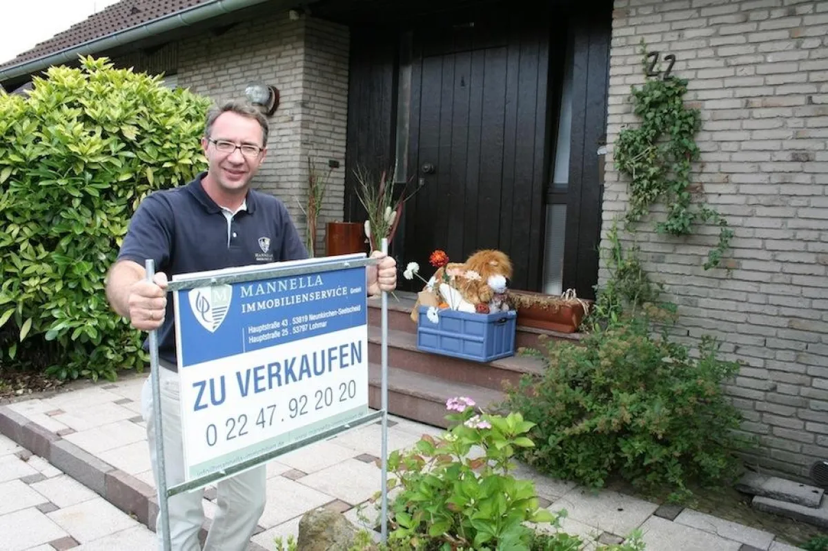 Makler Filippo Mannella und sein Team schreiten zur Tat: Sie bereiten ein Haus für die Exposé-Fotos und erste Besichtigungen vor