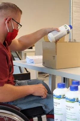 Abfuellung und Verkauf von Desinfektionsmittel durch die GWW Sindelfingen Bild: Abfuellung und Verkauf von Desinfektionsmittel durch die GWW Sindelfingen