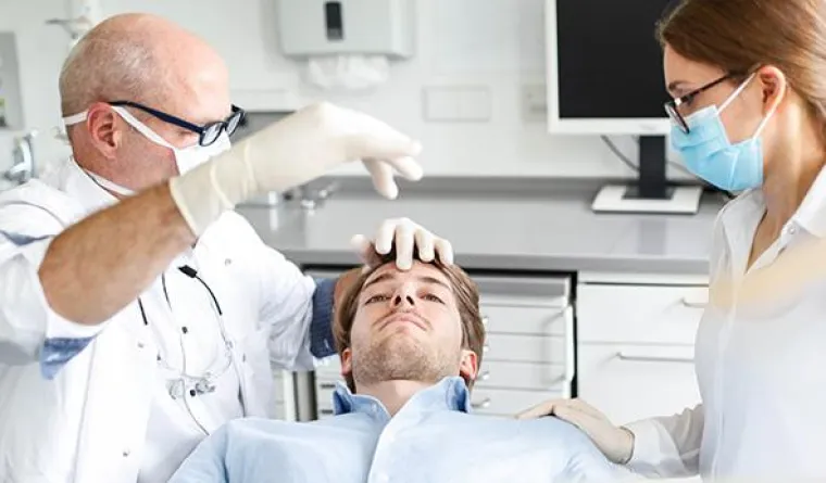 Bild: Entspannte Zahnbehandlung durch Hypnose