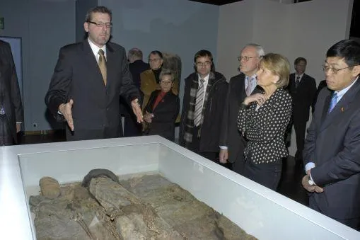 Bild: Prominente Gäste zur Eröffnung der Mannheimer Ausstellung „Ursprünge der Seidenstraße“