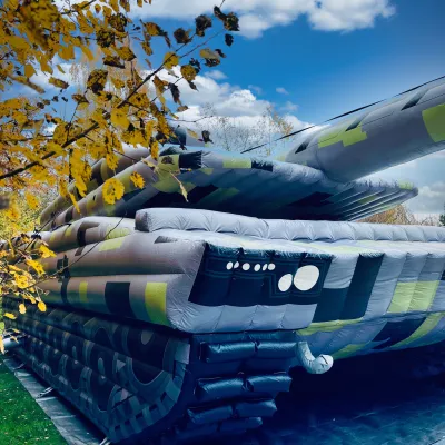 Einmalig in Europa: Sehnder Unternehmen präsentiert realistisch gestaltete Panzer-Hüpfburg Bild: Einmalig in Europa: Sehnder Unternehmen präsentiert realistisch gestaltete Panzer-Hüpfburg