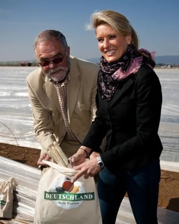 BVEO-Geschäftsführer Karl Schmitz und Wetter-Fee Claudia Kleinert mit selbstgeerntetem Spargel.