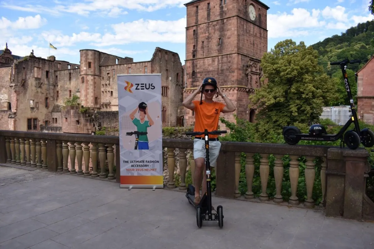 Jederzeit einsatzbereit: Dank praktischer App sind die neuen ZEUS Scooter unkompliziert zu mieten.