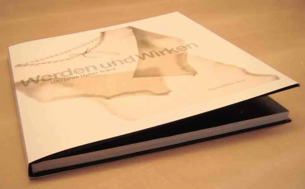 Von Reinhard Mittersteiner zum 100-Jahr-Jubiläum des Vorarlberger Textilunternehmens aufgearbeitet: Die Firmengeschichte von Huber im Buch ?Werden und Wirken