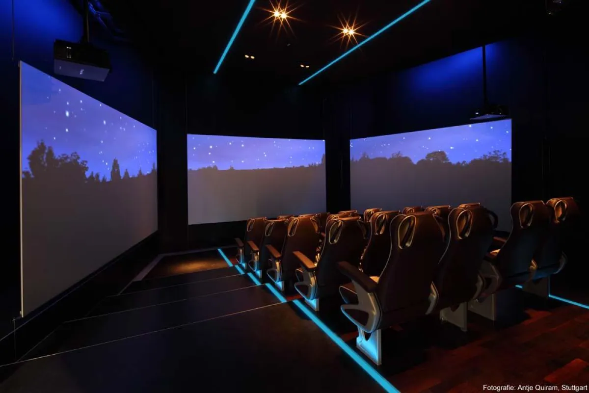 Insgesamt 27 m² große Panormaprojektion, die sich aus drei synchronisierten, hochauflösenden Projektionen zusammensetzt.