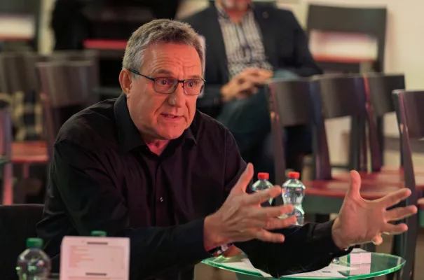 Heinrich Kürzeder als Juror beim Swiss Speaking Slam 2025 in Basel Bild: Heinrich Kürzeder als Juror beim Swiss Speaking Slam 2025 in Basel