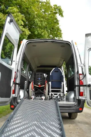 Bild: Multifunktionelles Rollstuhlfahrzeug Nissan NV 400