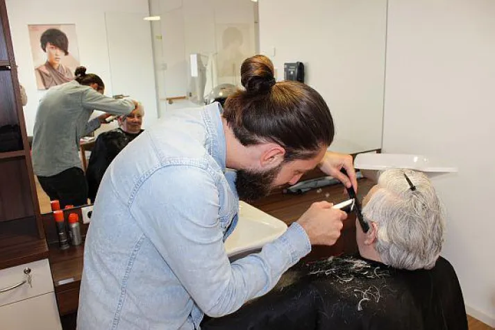 Bild: Normalität durch hauseigenen Friseursalon