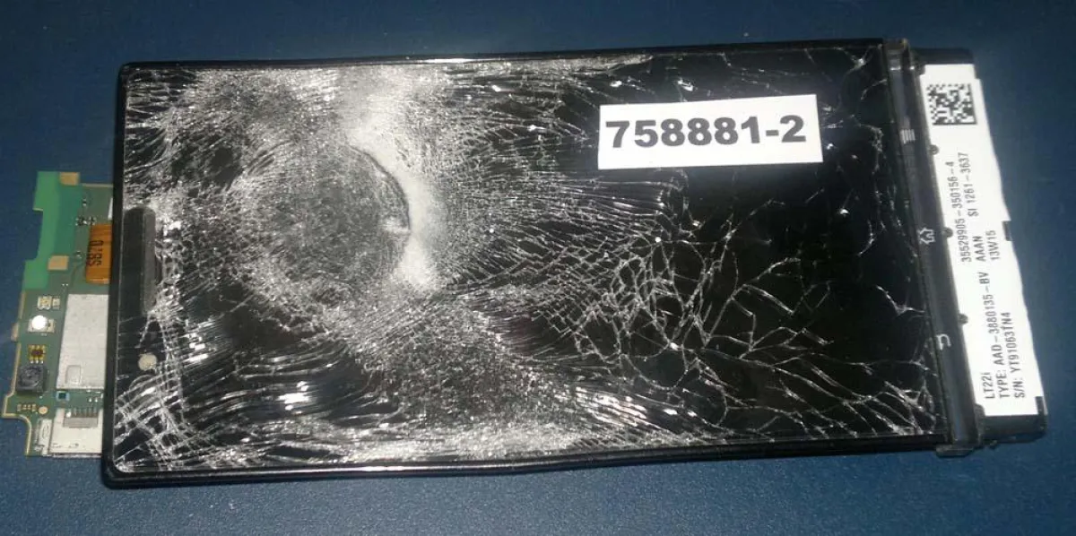 Das Smartphone war in eine Stempelmaschine geraten. CBL Datenrettung konnte die Daten rekonstruieren