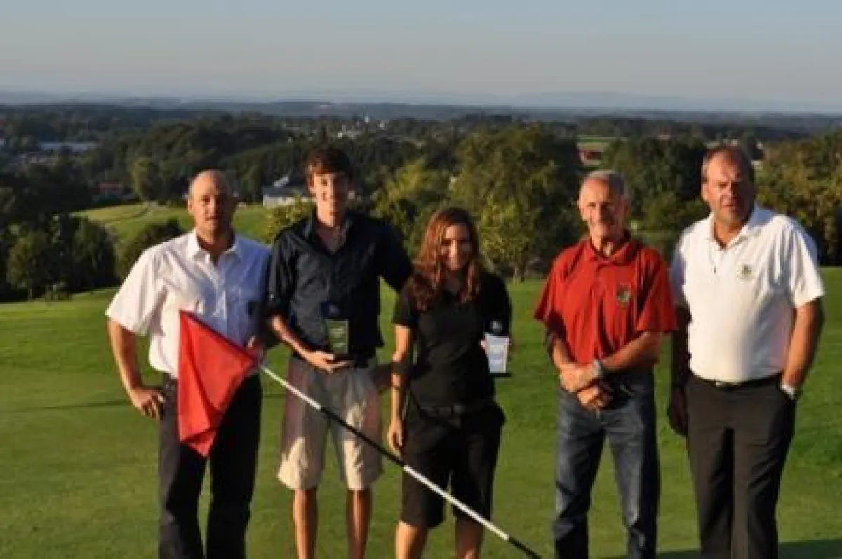 Sportwart Albert Hutterer, Clubmeister Lukas Skergeth, Magdalena Dobesberger, Seniorenclubmeister Klaus Marterbauer, Präsident Fritz Danner.