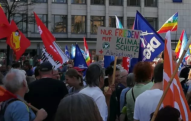 Bild: Für Frieden und Klimaschutz – Parents For Future beteiligen sich am Ostermarsch in Bielefeld