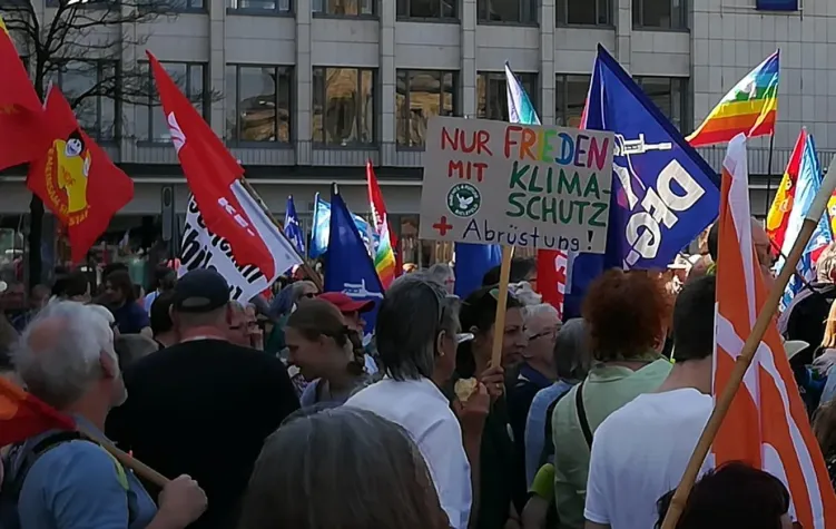Bild: Für Frieden und Klimaschutz – Parents For Future beteiligen sich am Ostermarsch in Bielefeld
