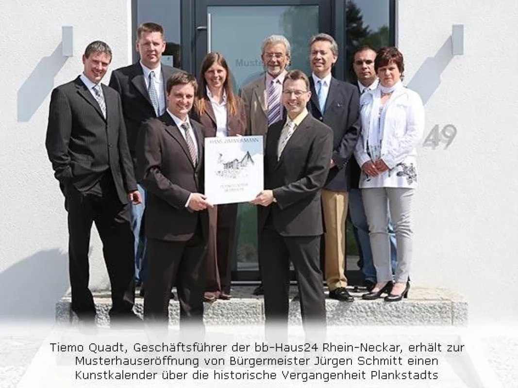 Bügermeister Schmitt überreicht ein Willkommensgeschenk