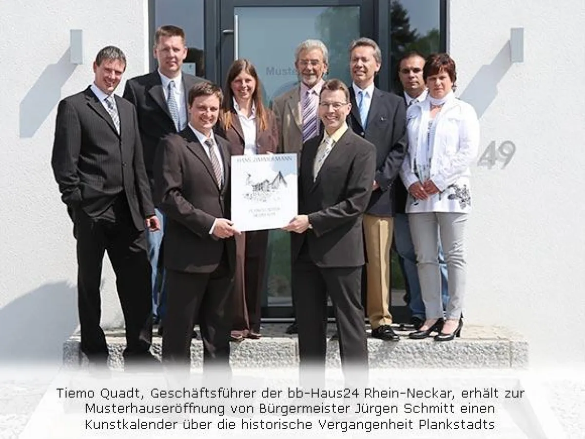 Bügermeister Schmitt überreicht ein Willkommensgeschenk