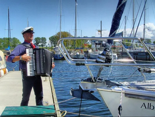 Bild: Seemann LOSCHI und sein Schifferklavier