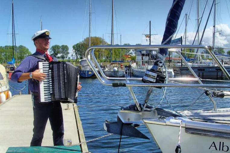Bild: Seemann LOSCHI und sein Schifferklavier