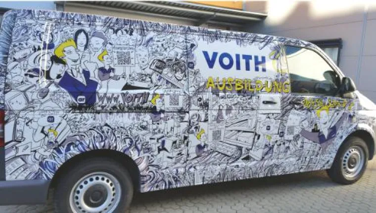 Bild: Da fährt er! – Azubi-Wimmelbus von Voith Industrial Services in Ingolstadt unterwegs