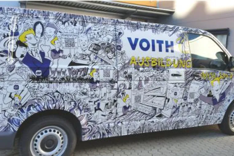 Bild: Da fährt er! – Azubi-Wimmelbus von Voith Industrial Services in Ingolstadt unterwegs