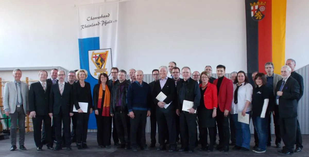 Die Vertreter der frischgebackenen Konzert- und Leistungschöre 2016 bei der Urkundenübergabe.