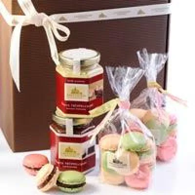 Deutsch-französische Sommerliebe aus der Lauenstein Confiserie: wenn das Macaron mit der Trüffelcreme … Bild: Deutsch-französische Sommerliebe aus der Lauenstein Confiserie: wenn das Macaron mit der Trüffelcreme …