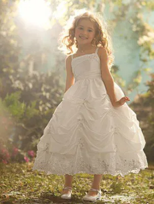 Ein Traum für kleine Prinzessinnen: Märchenhafte Kommunionkleider von Alfred Angelo bei PV Brautmoden Bild: Ein Traum für kleine Prinzessinnen: Märchenhafte Kommunionkleider von Alfred Angelo bei PV Brautmoden