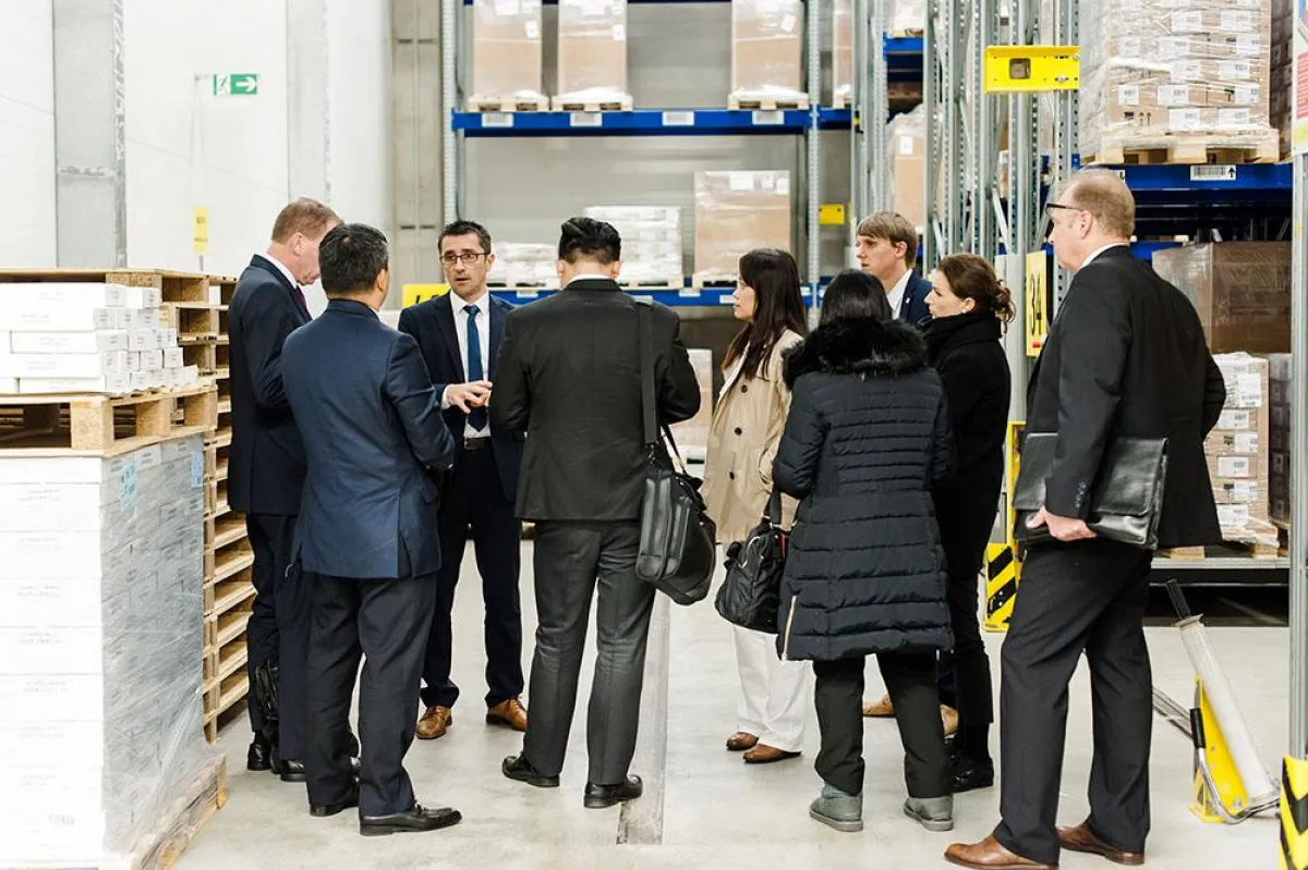 Dr. Martin Egger, Leiter der Pharmaserv Logistics (3.v.l.) mit der Delegation aus Singapur